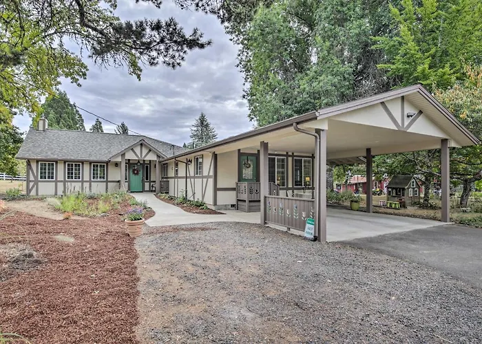 Cozy Cottage On Flower Farm W/ Baker Creek Views!