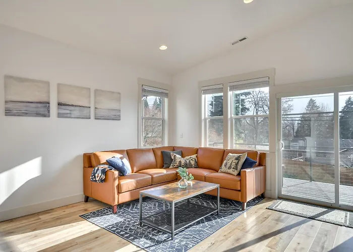 Stunning Stevenson Retreat W/ Mountain Views!